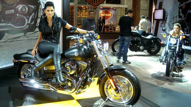 Dark custom tem visual imponente | <a href="https://quatrorodas.abril.com.br/moto/noticias/fat-bob-atracoes-harley-davidson-642200.shtml" rel="migration">Leia mais</a>