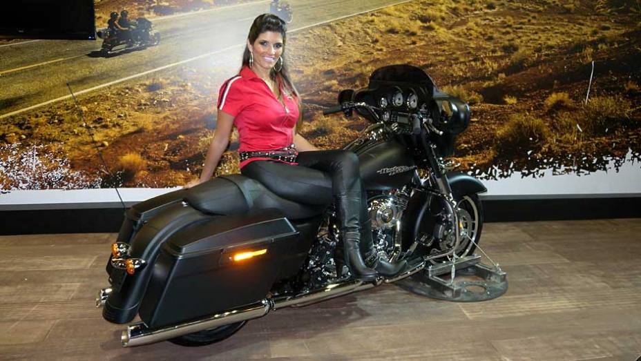 Modelo mais vendido da marca ganha versão 2012 | <a href="https://quatrorodas.abril.com.br/moto/noticias/h-d-street-glide-versao-2012-642201.shtml" rel="migration">Leia mais</a>