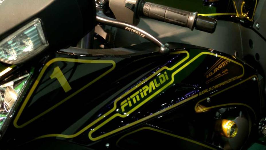 Esportiva conta com pintura exclusiva | <a href="https://quatrorodas.abril.com.br/moto/noticias/fittipaldi-ganha-moto-kawasaki-sua-homenagem-642231.shtml" rel="migration">Leia mais</a>