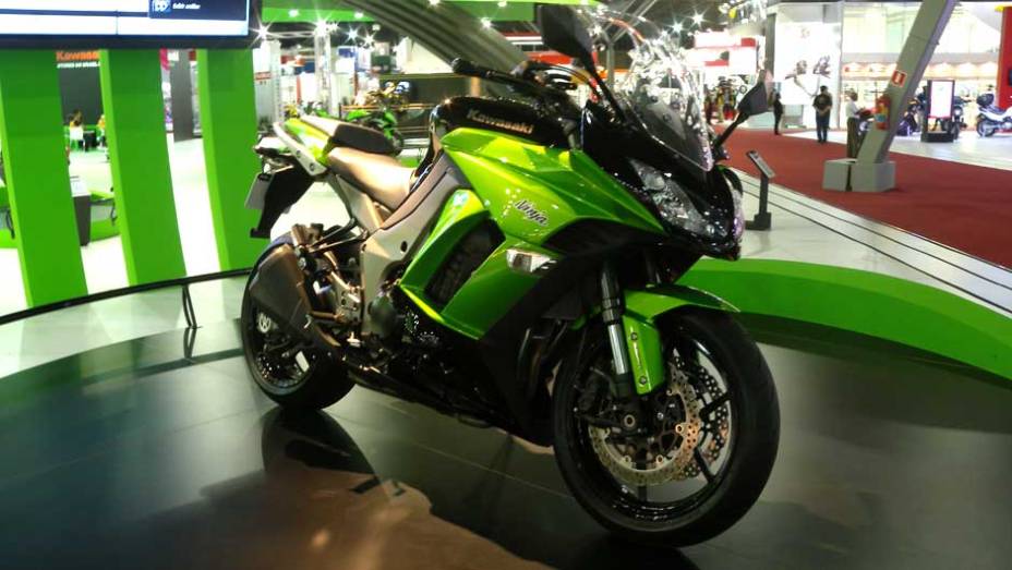 Modelo é a versão carenada da Z1000 | <a href="https://quatrorodas.abril.com.br/moto/noticias/kawasaki-tera-nova-integrante-familia-ninja-642159.shtml" rel="migration">Leia mais</a>