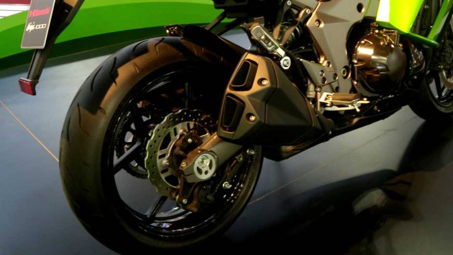 Esportiva tem motor de 138 cv | <a href="https://quatrorodas.abril.com.br/moto/noticias/kawasaki-tera-nova-integrante-familia-ninja-642159.shtml" rel="migration">Leia mais</a>