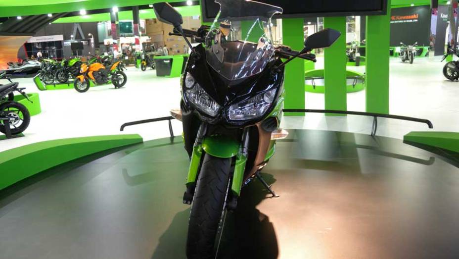 Para-brisa é ajustável | <a href="https://quatrorodas.abril.com.br/moto/noticias/kawasaki-tera-nova-integrante-familia-ninja-642159.shtml" rel="migration">Leia mais</a>