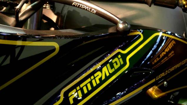 Componentes da marca Fittipaldi estão na moto | <a href="https://quatrorodas.abril.com.br/moto/noticias/fittipaldi-ganha-moto-kawasaki-sua-homenagem-642231.shtml" rel="migration">Leia mais</a>