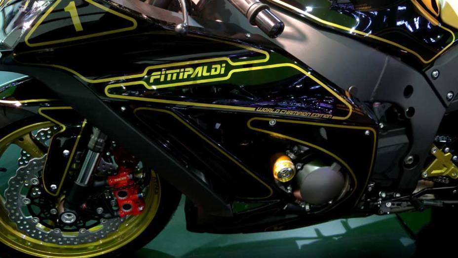 Moto tem motor de 210 cv | <a href="https://quatrorodas.abril.com.br/moto/noticias/fittipaldi-ganha-moto-kawasaki-sua-homenagem-642231.shtml" rel="migration">Leia mais</a>