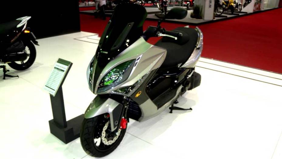 Xciting 500 Ri tem motor de 498cc | <a href="https://quatrorodas.abril.com.br/moto/noticias/kawasaki-ingressa-segmento-scooters-642233.shtml" rel="migration">Leia mais</a>