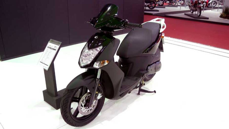 Motor monocilíndrico é de 163 cc | <a href="https://quatrorodas.abril.com.br/moto/noticias/kawasaki-ingressa-segmento-scooters-642233.shtml" rel="migration">Leia mais</a>