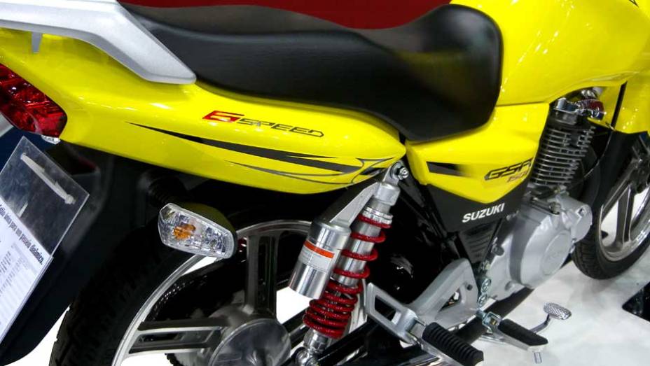 Transmissão é de seis velocidades | <a href="https://quatrorodas.abril.com.br/moto/noticias/suzuki-gsr-150i-novidade-marca-642367.shtml" rel="migration">Leia mais</a>