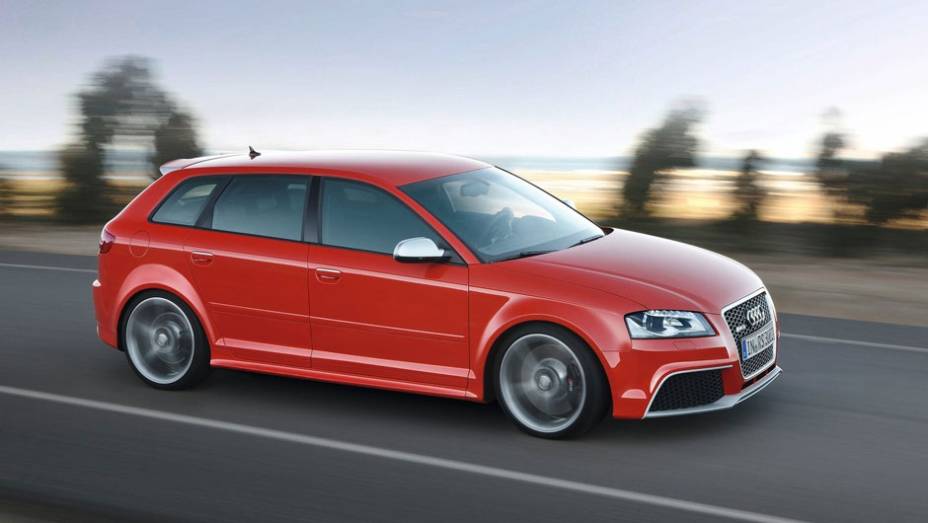 Modelo pesa somente 1.575 kg | <a href="https://quatrorodas.abril.com.br/noticias/audi-rs3-sportback-chega-ao-brasil-r-298-mil-304559_p.shtml" rel="migration">Leia mais</a>