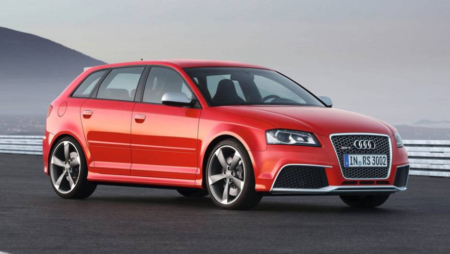 Faróis de xenon e spoiler dianteiro equipam o esportivo | <a href="https://quatrorodas.abril.com.br/noticias/audi-rs3-sportback-chega-ao-brasil-r-298-mil-304559_p.shtml" rel="migration">Leia mais</a>