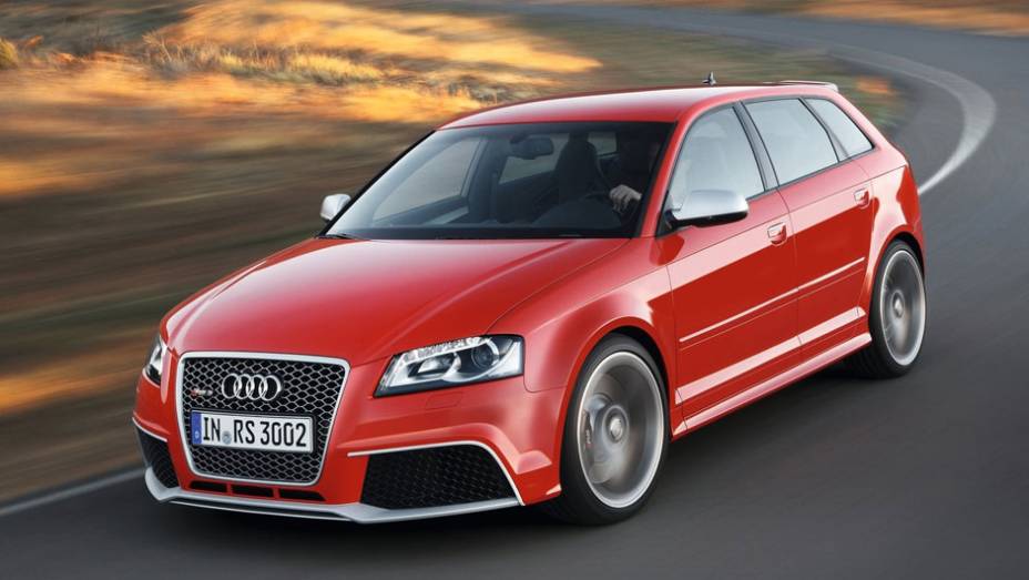 Rodas são de 19 polegadas | <a href="https://quatrorodas.abril.com.br/noticias/audi-rs3-sportback-chega-ao-brasil-r-298-mil-304559_p.shtml" rel="migration">Leia mais</a>