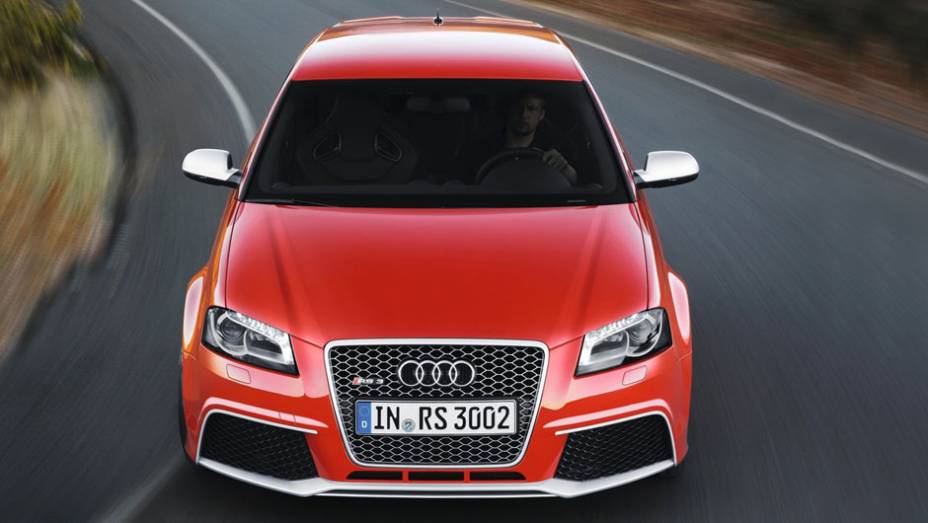 Carro tem entradas de ar | <a href="https://quatrorodas.abril.com.br/noticias/audi-rs3-sportback-chega-ao-brasil-r-298-mil-304559_p.shtml" rel="migration">Leia mais</a>