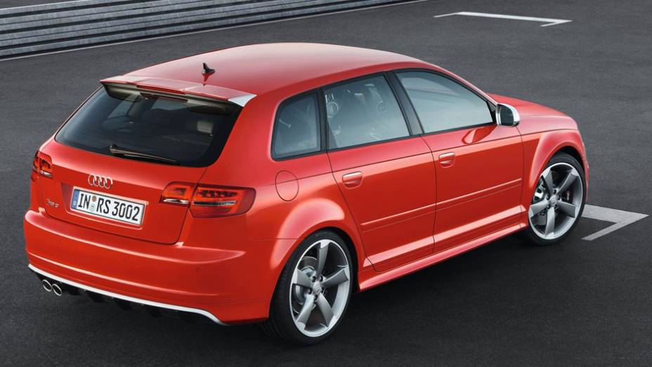 Carro também tem controle de estabilidade | <a href="https://quatrorodas.abril.com.br/noticias/audi-rs3-sportback-chega-ao-brasil-r-298-mil-304559_p.shtml" rel="migration">Leia mais</a>