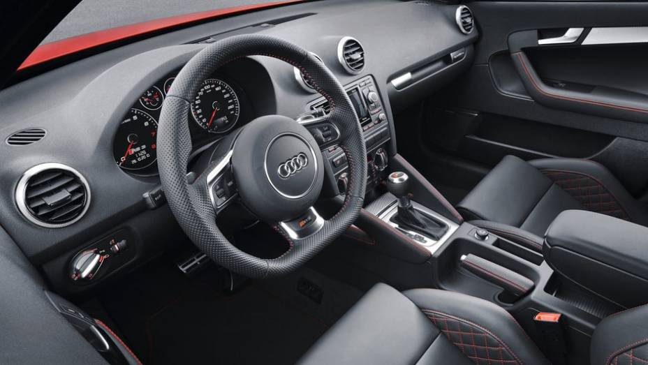 Volante em couro é multifuncional | <a href="https://quatrorodas.abril.com.br/noticias/audi-rs3-sportback-chega-ao-brasil-r-298-mil-304559_p.shtml" rel="migration">Leia mais</a>