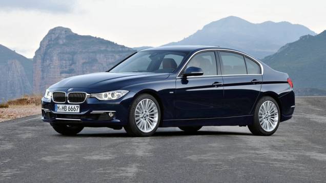 Sexta geração do sedã chega em fevereiro de 2012 | <a href="https://quatrorodas.abril.com.br/carros/lancamentos/bmw-serie-3-643331.shtml" rel="migration">Leia mais</a> Sexta geração do sedã chega em fevereiro de 2012 | <a href="https://quatrorodas.abril.com.br/carros/lancamentos/bmw-serie-3-643331.shtml" rel="migration">Leia mais</a>