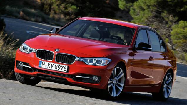 Modelo terá duas opções de motor a gasolina e duas a diesel | <a href="https://quatrorodas.abril.com.br/carros/lancamentos/bmw-serie-3-643331.shtml" rel="migration">Leia mais</a> Modelo terá duas opções de motor a gasolina e duas a diesel | <a href="https://quatrorodas.abril.com.br/carros/lancamentos/bmw-serie-3-643331.shtml" rel="migration">Leia mais</a>