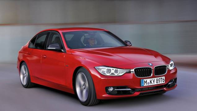 Na Europa, os preços variam de 35.350 a 43.600 euros | <a href="https://quatrorodas.abril.com.br/carros/lancamentos/bmw-serie-3-643331.shtml" rel="migration">Leia mais</a> Na Europa, os preços variam de 35.350 a 43.600 euros | <a href="https://quatrorodas.abril.com.br/carros/lancamentos/bmw-serie-3-643331.shtml" rel="migration">Leia mais</a>