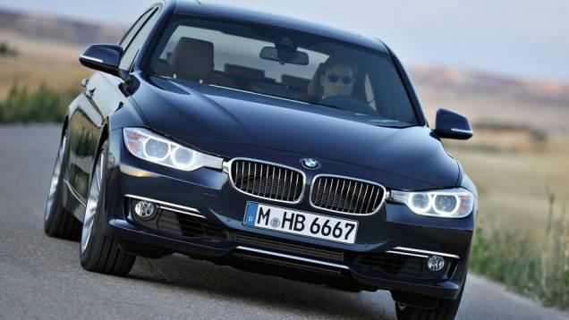 O sedã está 93 mm mais comprido que seu antecessor | <a href="https://quatrorodas.abril.com.br/carros/lancamentos/bmw-serie-3-643331.shtml" rel="migration">Leia mais</a>