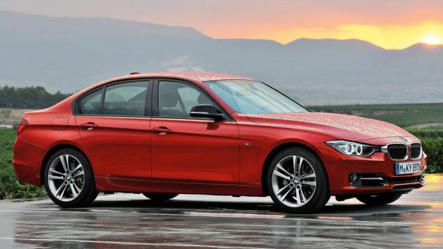 Versões turbodiesel têm 163 e 184 cavalos | <a href="https://quatrorodas.abril.com.br/carros/lancamentos/bmw-serie-3-643331.shtml" rel="migration">Leia mais</a> Versões turbodiesel têm 163 e 184 cavalos | <a href="https://quatrorodas.abril.com.br/carros/lancamentos/bmw-serie-3-643331.shtml" rel="migration">Leia mais</a>