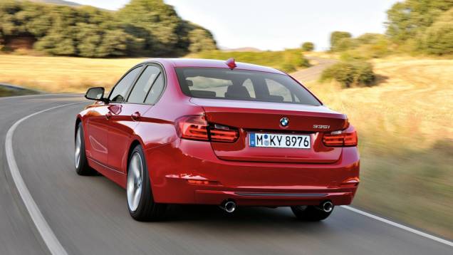 Transmissão pode ser automática de oito velocidades | <a href="https://quatrorodas.abril.com.br/carros/lancamentos/bmw-serie-3-643331.shtml" rel="migration">Leia mais</a> Transmissão pode ser automática de oito velocidades | <a href="https://quatrorodas.abril.com.br/carros/lancamentos/bmw-serie-3-643331.shtml" rel="migration">Leia mais</a>