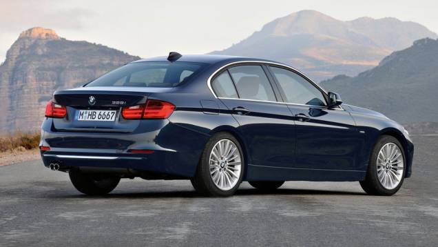 Lista de equipamentos também inclui sistema de infotainment ConnectedDrive | <a href="https://quatrorodas.abril.com.br/carros/lancamentos/bmw-serie-3-643331.shtml" rel="migration">Leia mais</a> Lista de equipamentos também inclui sistema de infotainment ConnectedDrive | <a href="https://quatrorodas.abril.com.br/carros/lancamentos/bmw-serie-3-643331.shtml" rel="migration">Leia mais</a>