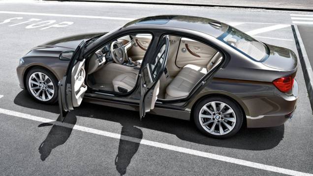 Acabamento da divisão esportiva M também está disponível | <a href="https://quatrorodas.abril.com.br/carros/lancamentos/bmw-serie-3-643331.shtml" rel="migration">Leia mais</a> Acabamento da divisão esportiva M também está disponível | <a href="https://quatrorodas.abril.com.br/carros/lancamentos/bmw-serie-3-643331.shtml" rel="migration">Leia mais</a>