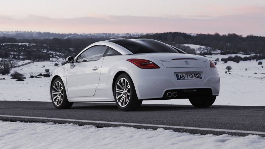 Quatro cores metálicas estarão disponíveis | <a href="https://quatrorodas.abril.com.br/carros/lancamentos/peugeot-rcz-643715.shtml" rel="migration">Leia mais</a>