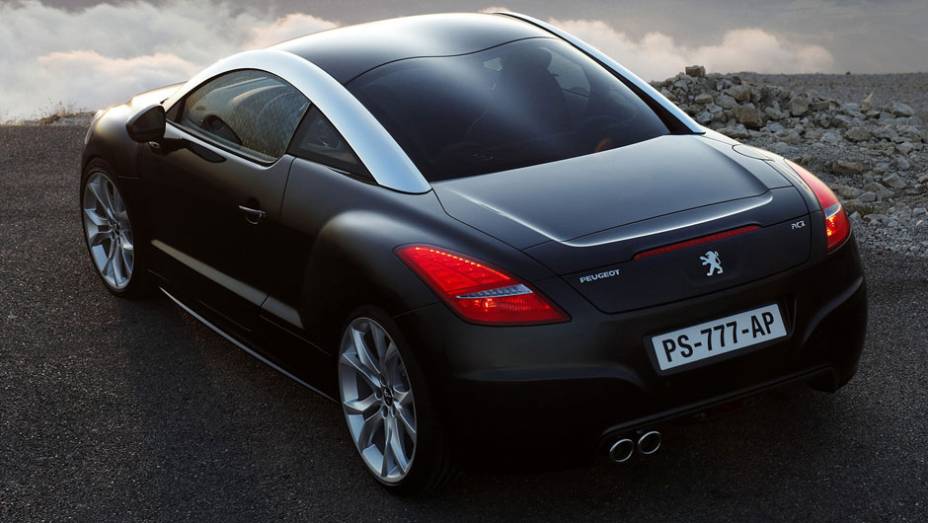 Design das lanternas traseiras chama a atenção | <a href="https://quatrorodas.abril.com.br/carros/lancamentos/peugeot-rcz-643715.shtml" rel="migration">Leia mais</a>