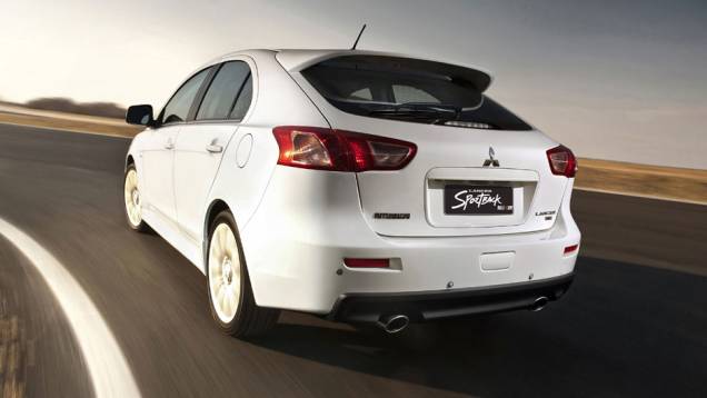 Traseira tem ponteira dupla de escape | <a href="https://quatrorodas.abril.com.br/carros/lancamentos/mitsubishi-lancer-sportback-ralliart-643767.shtml" rel="migration">Leia mais</a>