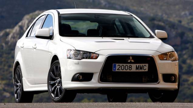 Grade trapezoidal tem o estilo Jetfighter | <a href="https://quatrorodas.abril.com.br/carros/lancamentos/mitsubishi-lancer-sportback-ralliart-643767.shtml" rel="migration">Leia mais</a> Grade trapezoidal tem o estilo Jetfighter | <a href="https://quatrorodas.abril.com.br/carros/lancamentos/mitsubishi-lancer-sportback-ralliart-643767.shtml" rel="migration">Leia mais</a>