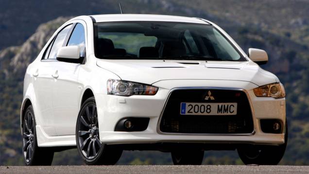 Grade trapezoidal tem o estilo Jetfighter | <a href="https://quatrorodas.abril.com.br/carros/lancamentos/mitsubishi-lancer-sportback-ralliart-643767.shtml" rel="migration">Leia mais</a>