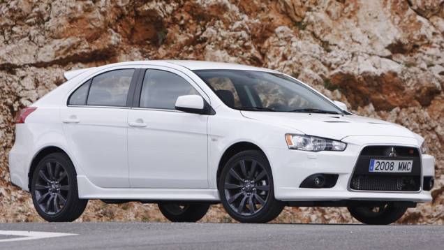 Lancer Sportback tem sensor de chuva e acendimento automático dos faróis | <a href="https://quatrorodas.abril.com.br/carros/lancamentos/mitsubishi-lancer-sportback-ralliart-643767.shtml" rel="migration">Leia mais</a> Lancer Sportback tem sensor de chuva e acendimento automático dos faróis | <a href="https://quatrorodas.abril.com.br/carros/lancamentos/mitsubishi-lancer-sportback-ralliart-643767.shtml" rel="migration">Leia mais</a>