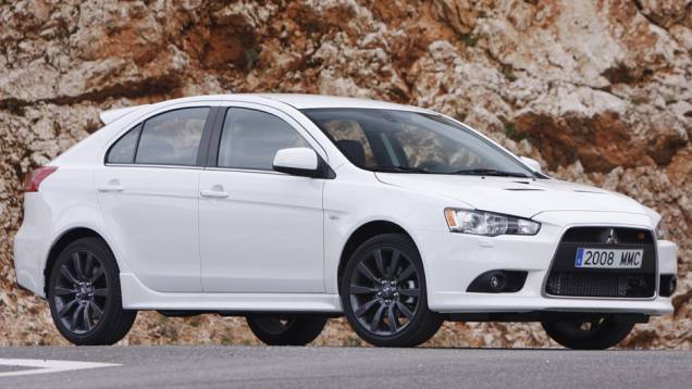 Lancer Sportback tem sensor de chuva e acendimento automático dos faróis | <a href="https://quatrorodas.abril.com.br/carros/lancamentos/mitsubishi-lancer-sportback-ralliart-643767.shtml" rel="migration">Leia mais</a>