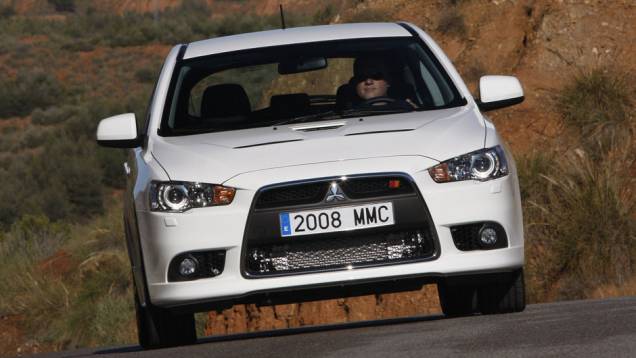 Capô tem entradas de ar e faróis são de duplo xenônio | <a href="https://quatrorodas.abril.com.br/carros/lancamentos/mitsubishi-lancer-sportback-ralliart-643767.shtml" rel="migration">Leia mais</a> Capô tem entradas de ar e faróis são de duplo xenônio | <a href="https://quatrorodas.abril.com.br/carros/lancamentos/mitsubishi-lancer-sportback-ralliart-643767.shtml" rel="migration">Leia mais</a>