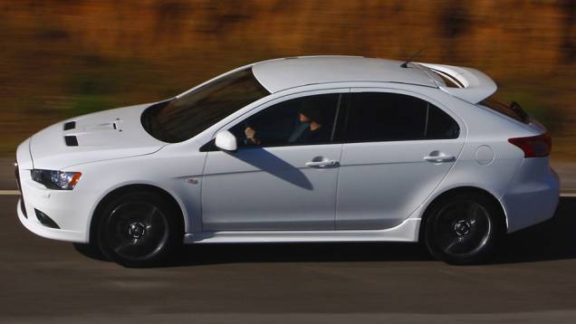 Modelo vem com freios ABS com distribuição eletrônica de frenagem (EBD) e BAS | <a href="https://quatrorodas.abril.com.br/carros/lancamentos/mitsubishi-lancer-sportback-ralliart-643767.shtml" rel="migration">Leia mais</a> Modelo vem com freios ABS com distribuição eletrônica de frenagem (EBD) e BAS | <a href="https://quatrorodas.abril.com.br/carros/lancamentos/mitsubishi-lancer-sportback-ralliart-643767.shtml" rel="migration">Leia mais</a>