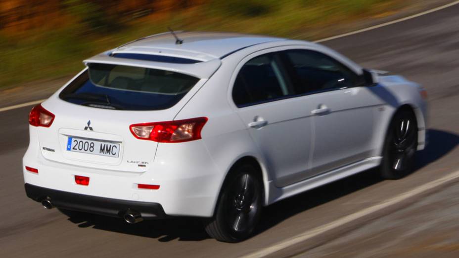 Lancer Sportback Ralliart está disponível em sete cores no Brasil | <a href="https://quatrorodas.abril.com.br/carros/lancamentos/mitsubishi-lancer-sportback-ralliart-643767.shtml" rel="migration">Leia mais</a>