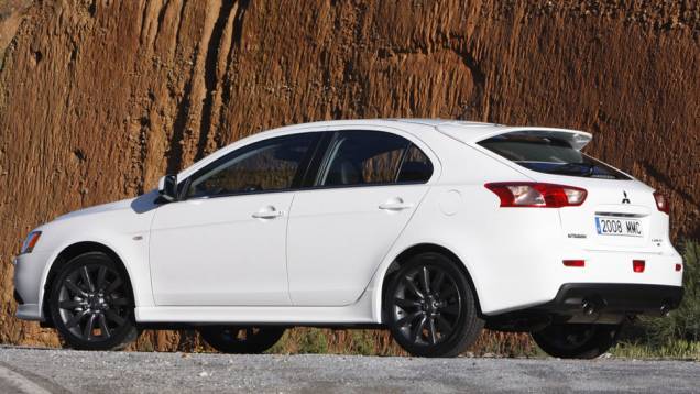 Versão chega por R$149.990 e três anos de garantia | <a href="https://quatrorodas.abril.com.br/carros/lancamentos/mitsubishi-lancer-sportback-ralliart-643767.shtml" rel="migration">Leia mais</a> Versão chega por R$149.990 e três anos de garantia | <a href="https://quatrorodas.abril.com.br/carros/lancamentos/mitsubishi-lancer-sportback-ralliart-643767.shtml" rel="migration">Leia mais</a>