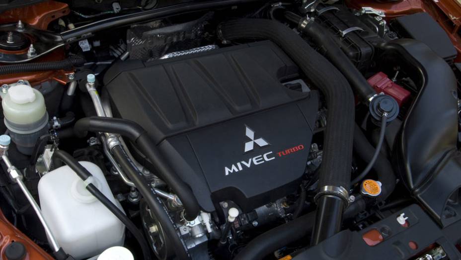 Motor 2.0 gera 250 cavalos de potência | <a href="https://quatrorodas.abril.com.br/carros/lancamentos/mitsubishi-lancer-sportback-ralliart-643767.shtml" rel="migration">Leia mais</a>