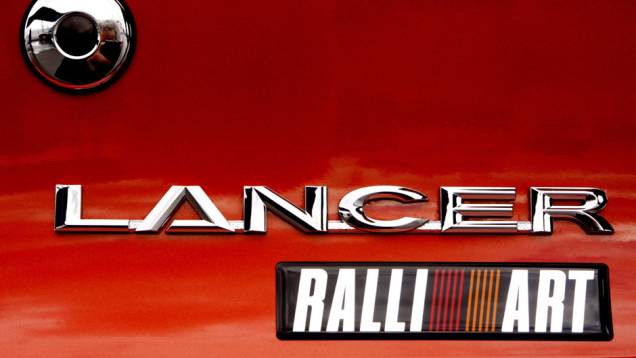 Ralliart é a divisão esportiva da Mitsubishi | <a href="https://quatrorodas.abril.com.br/carros/lancamentos/mitsubishi-lancer-sportback-ralliart-643767.shtml" rel="migration">Leia mais</a> Ralliart é a divisão esportiva da Mitsubishi | <a href="https://quatrorodas.abril.com.br/carros/lancamentos/mitsubishi-lancer-sportback-ralliart-643767.shtml" rel="migration">Leia mais</a>