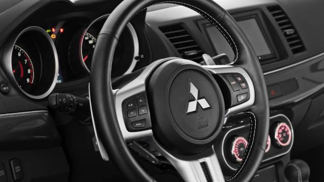 Volante tem acabaento em couro | <a href="https://quatrorodas.abril.com.br/carros/lancamentos/mitsubishi-lancer-sportback-ralliart-643767.shtml" rel="migration">Leia mais</a> Volante tem acabaento em couro | <a href="https://quatrorodas.abril.com.br/carros/lancamentos/mitsubishi-lancer-sportback-ralliart-643767.shtml" rel="migration">Leia mais</a>