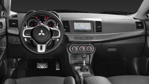 Sistema multimídia no console vem com GPS integrado | <a href="https://quatrorodas.abril.com.br/carros/lancamentos/mitsubishi-lancer-sportback-ralliart-643767.shtml" rel="migration">Leia mais</a>