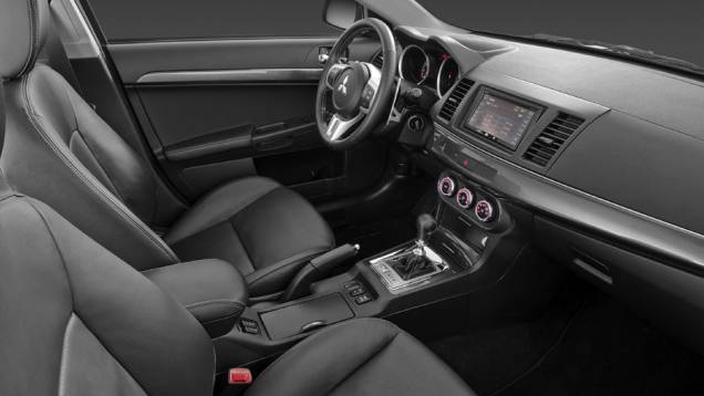 Lancer Sportback conta com airbags frontais, laterais, de cortina e de joelho | <a href="https://quatrorodas.abril.com.br/carros/lancamentos/mitsubishi-lancer-sportback-ralliart-643767.shtml" rel="migration">Leia mais</a> Lancer Sportback conta com airbags frontais, laterais, de cortina e de joelho | <a href="https://quatrorodas.abril.com.br/carros/lancamentos/mitsubishi-lancer-sportback-ralliart-643767.shtml" rel="migration">Leia mais</a>