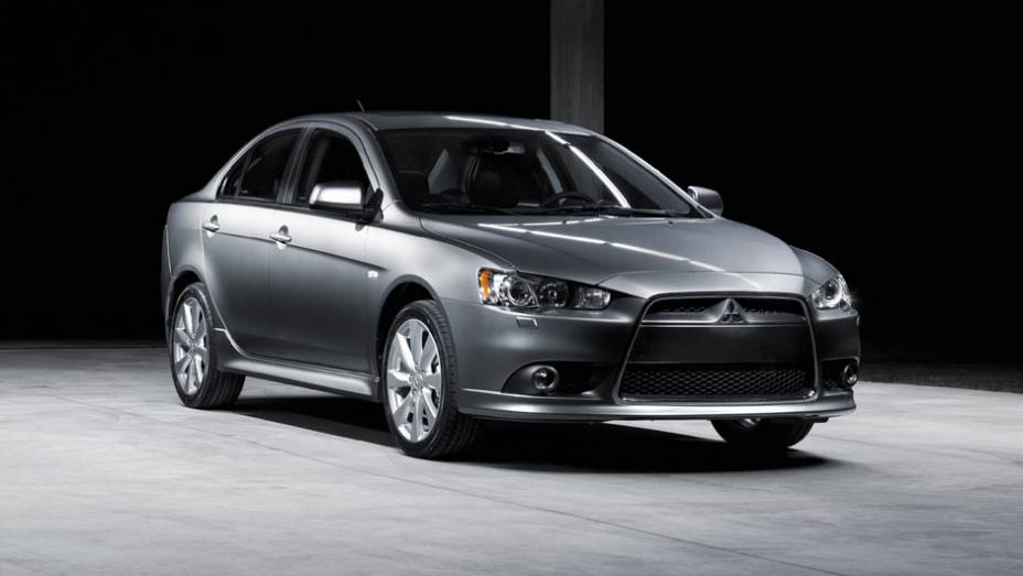 Grade é em formato de trapézio e no estilo jetfighter | <a href="https://quatrorodas.abril.com.br/carros/lancamentos/mitsubishi-lancer-644557.shtml" rel="migration">Leia mais</a>