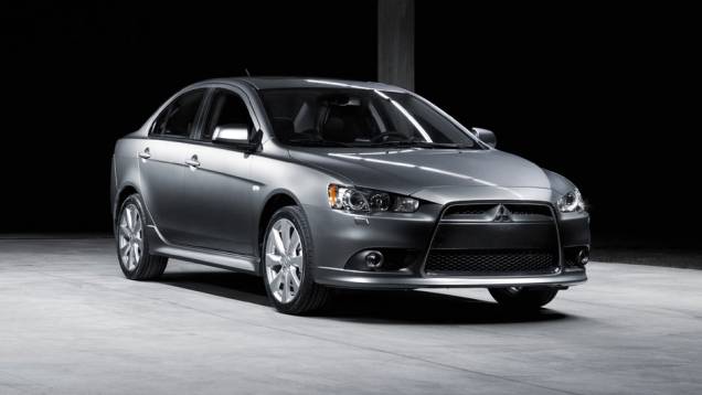 Grade é em formato de trapézio e no estilo jetfighter | <a href="https://quatrorodas.abril.com.br/carros/lancamentos/mitsubishi-lancer-644557.shtml" rel="migration">Leia mais</a> Grade é em formato de trapézio e no estilo jetfighter | <a href="https://quatrorodas.abril.com.br/carros/lancamentos/mitsubishi-lancer-644557.shtml" rel="migration">Leia mais</a>