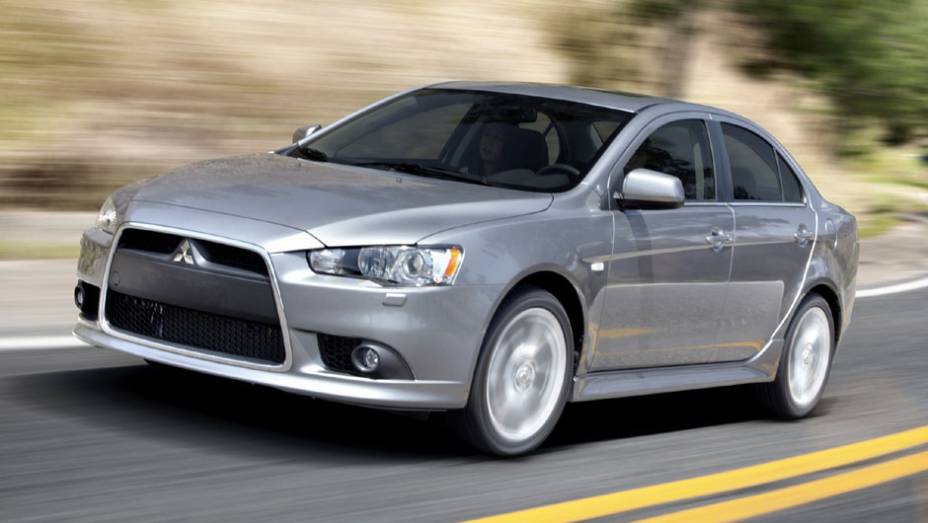 Lancer vai estar disponível com câmbio manual ou CVT | <a href="https://quatrorodas.abril.com.br/carros/lancamentos/mitsubishi-lancer-644557.shtml" rel="migration">Leia mais</a>