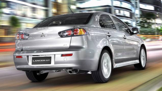 Ponta de escape é cromada | <a href="https://quatrorodas.abril.com.br/carros/lancamentos/mitsubishi-lancer-644557.shtml" rel="migration">Leia mais</a> Ponta de escape é cromada | <a href="https://quatrorodas.abril.com.br/carros/lancamentos/mitsubishi-lancer-644557.shtml" rel="migration">Leia mais</a>