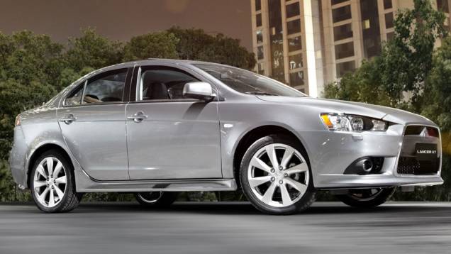 Maçanetas e espelhos retrovisores são da cor da carroceria | <a href="https://quatrorodas.abril.com.br/carros/lancamentos/mitsubishi-lancer-644557.shtml" rel="migration">Leia mais</a> Maçanetas e espelhos retrovisores são da cor da carroceria | <a href="https://quatrorodas.abril.com.br/carros/lancamentos/mitsubishi-lancer-644557.shtml" rel="migration">Leia mais</a>