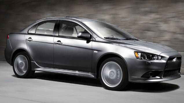 Lancer conta com freios ABS com EBD e BAS | <a href="https://quatrorodas.abril.com.br/carros/lancamentos/mitsubishi-lancer-644557.shtml" rel="migration">Leia mais</a>