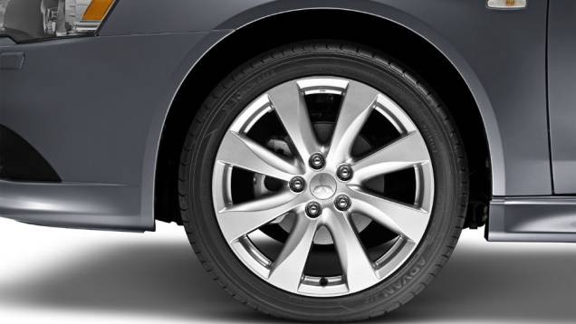 Rodas são de 18 polegadas | <a href="https://quatrorodas.abril.com.br/carros/lancamentos/mitsubishi-lancer-644557.shtml" rel="migration">Leia mais</a> Rodas são de 18 polegadas | <a href="https://quatrorodas.abril.com.br/carros/lancamentos/mitsubishi-lancer-644557.shtml" rel="migration">Leia mais</a>