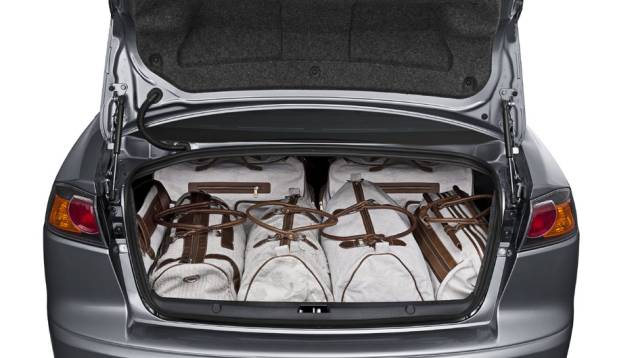 Porta-malas tem capacidade para 413 litros | <a href="https://quatrorodas.abril.com.br/carros/lancamentos/mitsubishi-lancer-644557.shtml" rel="migration">Leia mais</a> Porta-malas tem capacidade para 413 litros | <a href="https://quatrorodas.abril.com.br/carros/lancamentos/mitsubishi-lancer-644557.shtml" rel="migration">Leia mais</a>