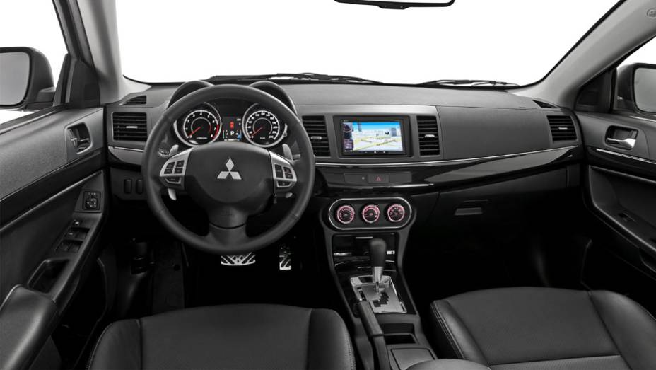 Bancos de couro e sistema multimídia com tela touch vêm na versão GT | <a href="https://quatrorodas.abril.com.br/carros/lancamentos/mitsubishi-lancer-644557.shtml" rel="migration">Leia mais</a>